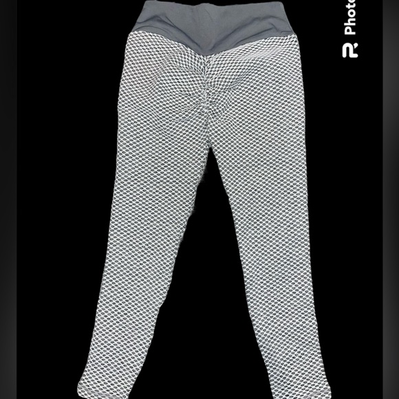 Viral “Butt-Scrunch” Leggings - Size L - Picture 2 of 3